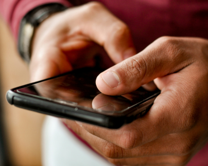 Persona che utilizza lo smartphone